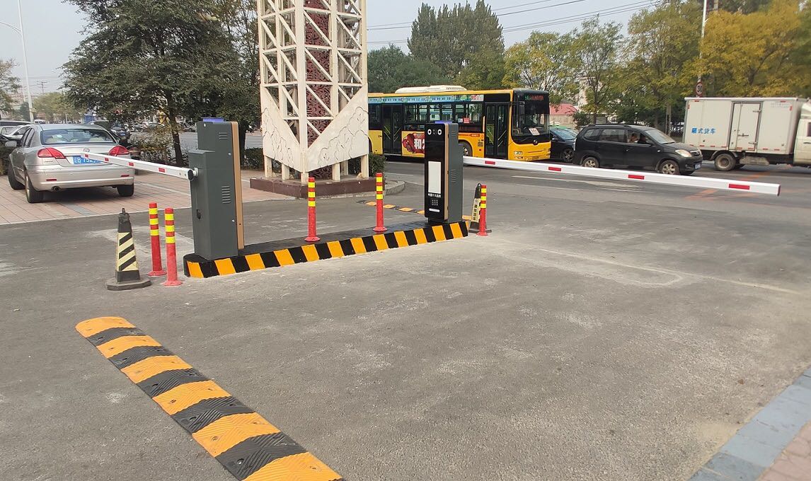 鞍山無(wú)人值守收費(fèi)車(chē)場(chǎng)車(chē)牌識(shí)別一體機(jī)安裝案例